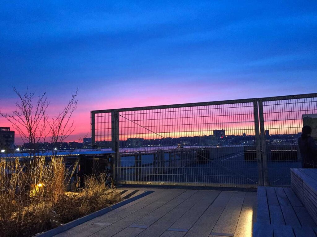 Cuando sale el sol, mi corazón quiere cantar. Photo: Annik LaFarge, author of On the High Line