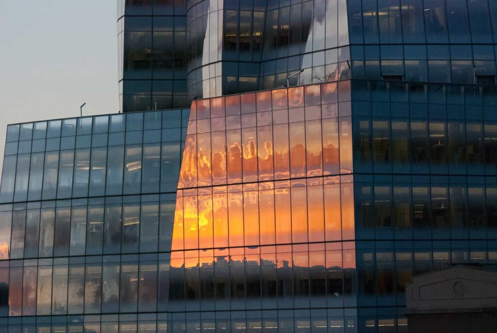 Dusk mirrored on the facade of the IAC building. Photo: Annik LaFarge, author of On the High Line